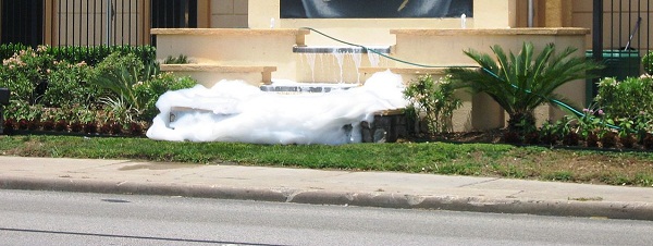 Por que a espuma de sabão é sempre branca?