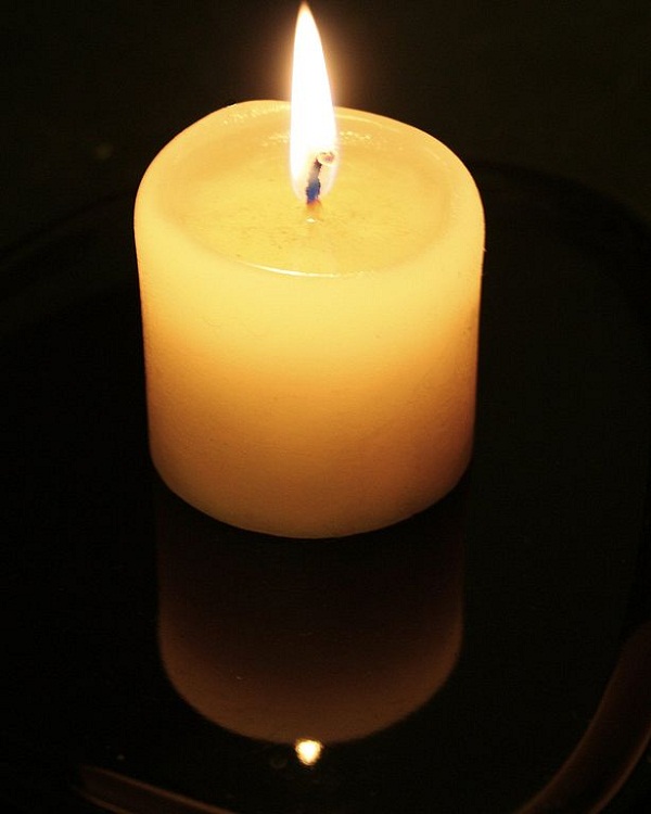 614px-Candle-flame-and-reflection