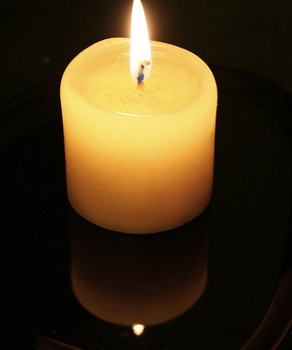 614px-Candle-flame-and-reflection