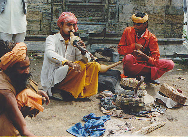 Fakir_with_a_flute_and_snake_India