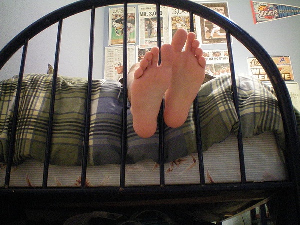 800px-Bed_Feet_006