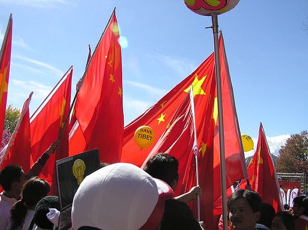 640px-Chinese_flags_obscure_Tibet_protest