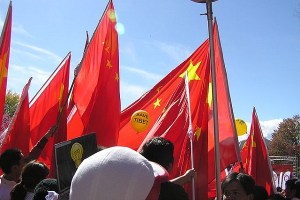 52b1eed79827683fd10000bc640px-chinese_flags_obscure_tibet_protest.jpeg