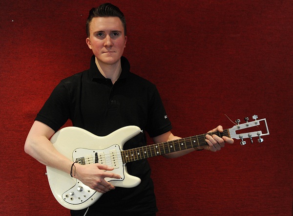 Como funciona uma guitarra?