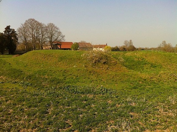 640px-Motte_feudal_at_Bailleul