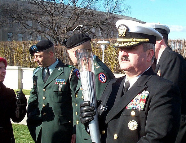 624px-2002_Olympic_Torch_Pentagon_e