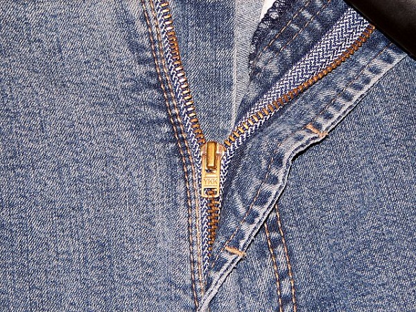 640px-YKK_Zipper_on_Jeans