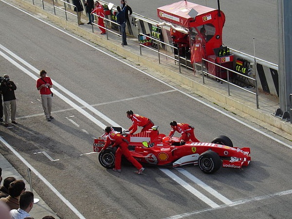 640px-M_schumacher_box_cheste_2006-02