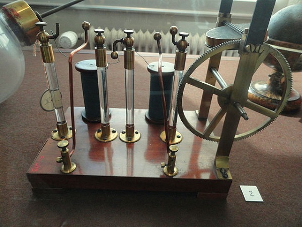 640px-Wheatstone's_device_for_studying_the_speed_of_light_-_Cabinet_of_Physics_(Arppeanum)_-_-_DSC05168