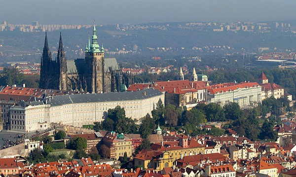 640px-Prague_Castle-3a
