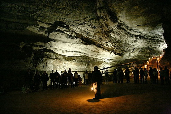 640px-Mammoth_Cave_tour
