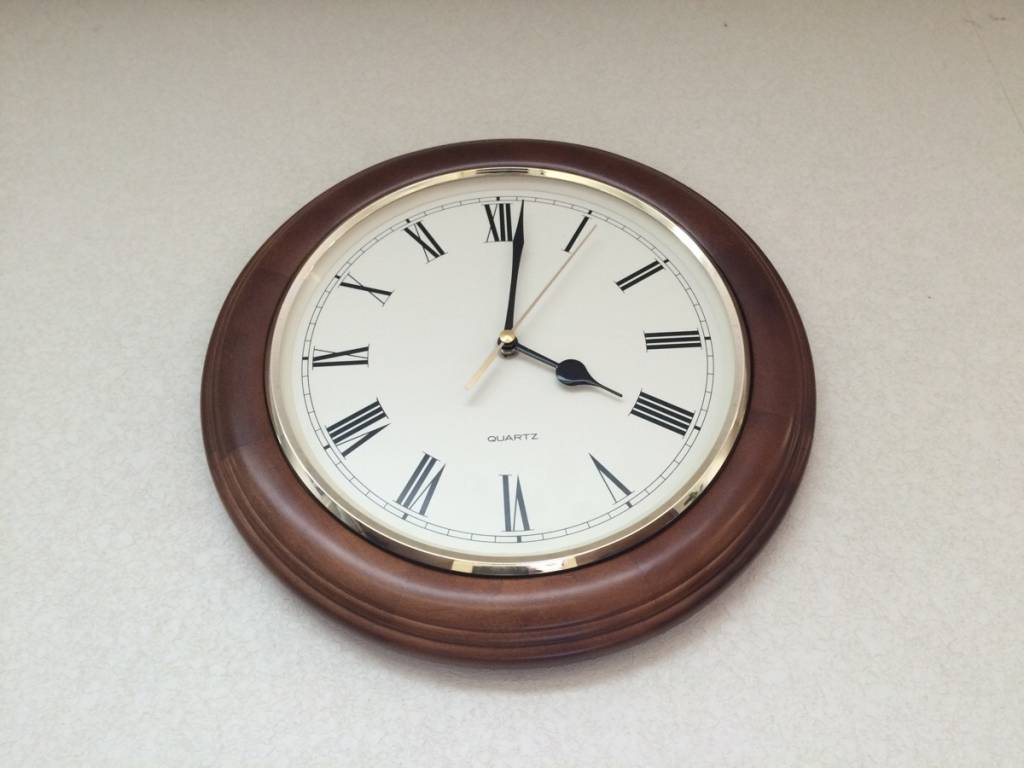 Por que em alguns relógios o número 4 romano aparece como IIII e não como IV?