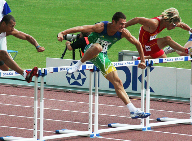 Por que a corrida é de 110 metros com barreiras, e não 100 metros?
