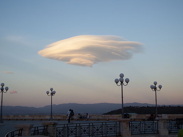 640px-lenticular_cloud_over_cagliari_italy_-_17_sept-_2013