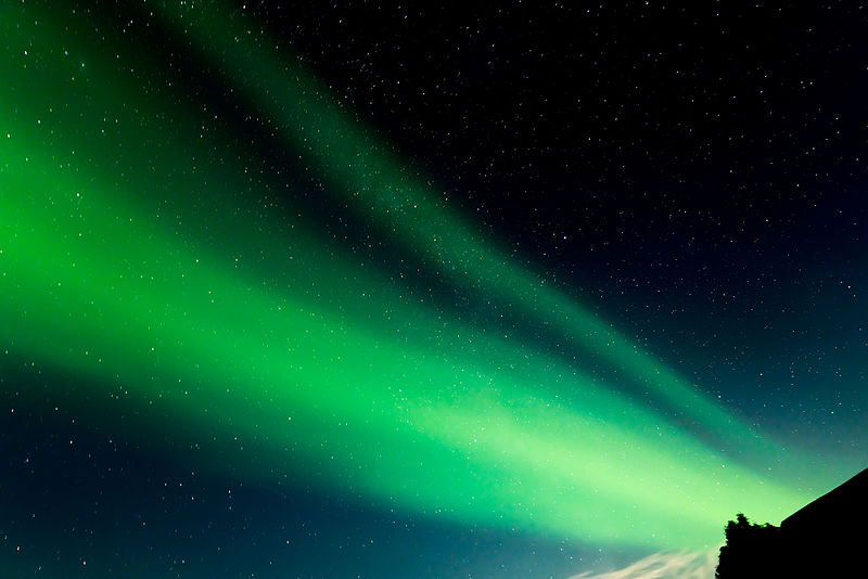 aurora_borealis_from_the_rooftop_in_iceland