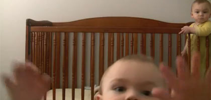 Câmera flagra bebê fugindo do berço