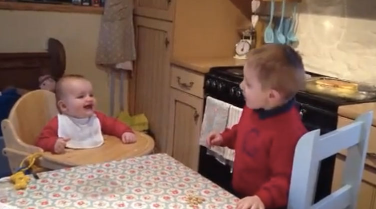 O que pode ser mais engraçado do que comer um salgadinho?