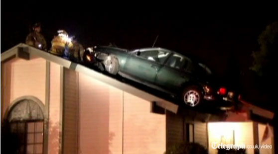 Carro roubado vai parar no telhado de casa nos Estados Unidos