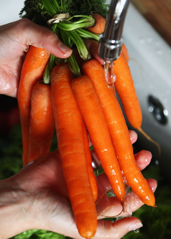 Mulher encontra em cenoura anel perdido há 16 anos
