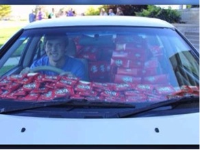 Após ser roubado, garoto tem carro recheado de chocolates