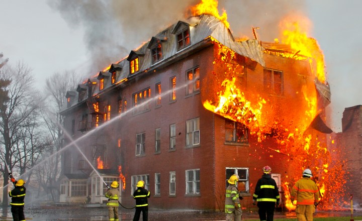Casa pega fogo e bombeiros usam 6 mil litros de água para conter