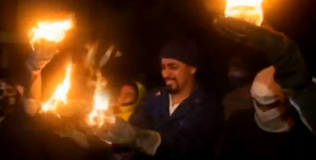 Guerrinha com bolas de fogo é tradição em El Salvador