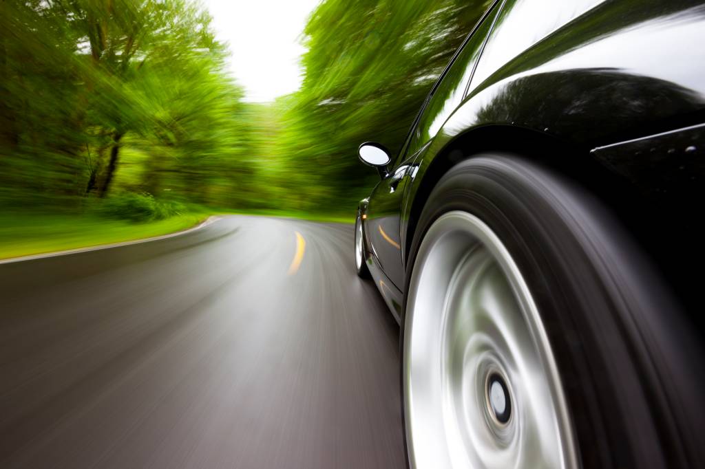 Por que às vezes vemos as rodas girando no sentido contrário do carro?