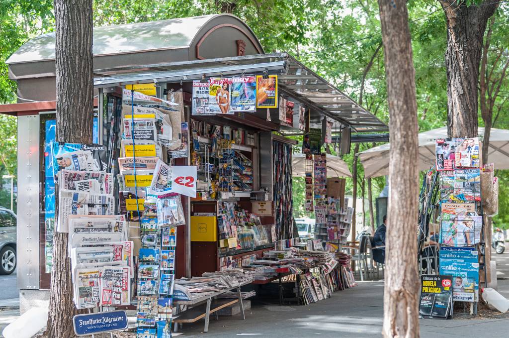 Como funciona uma banca de revistas?