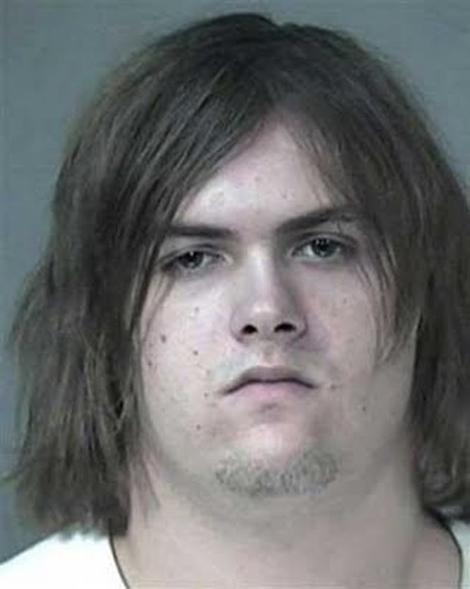 Ladrão é pego guardando cobras no bolso da bermuda