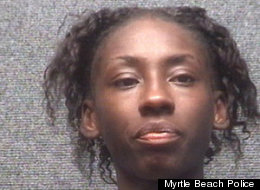 Mulher vai presa por morder seios de inimiga