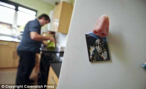 Inglês sem nariz guarda prótese como ímã de geladeira