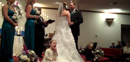 Dama de honra desafia pastor durante casamento