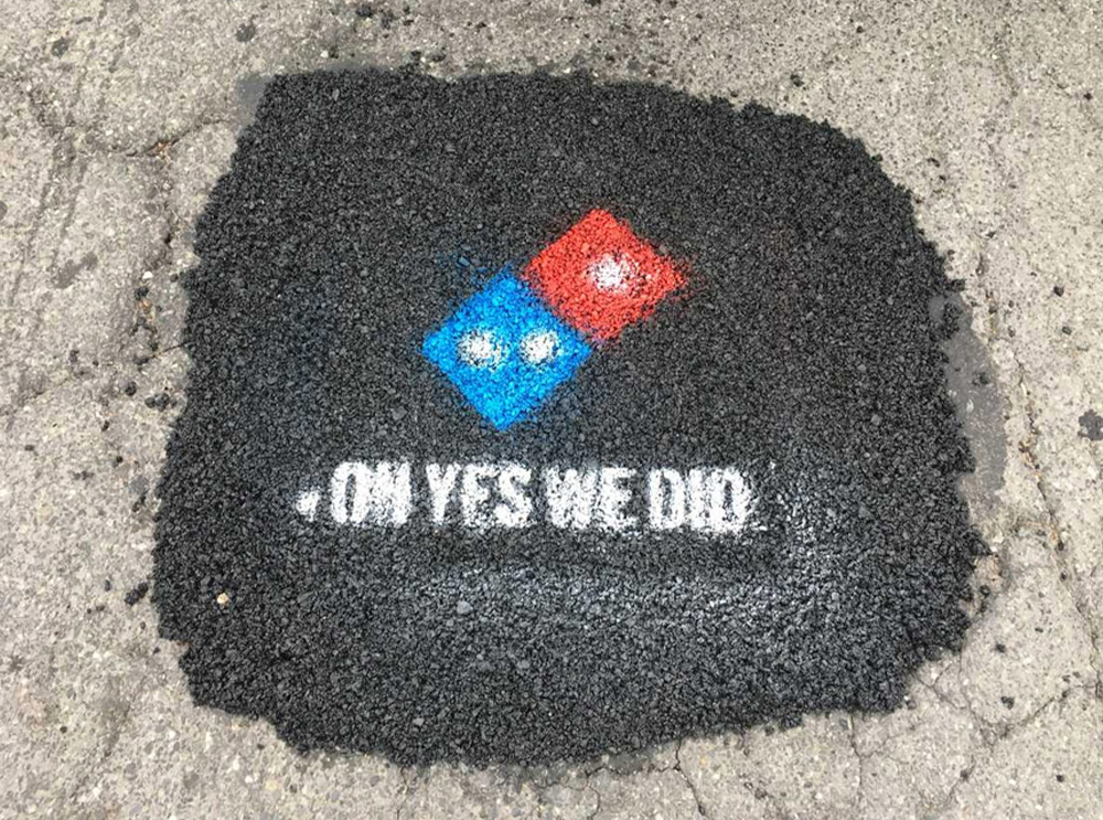 Pizzaria tapa buracos de ruas para evitar danos a pizzas entregues em casa