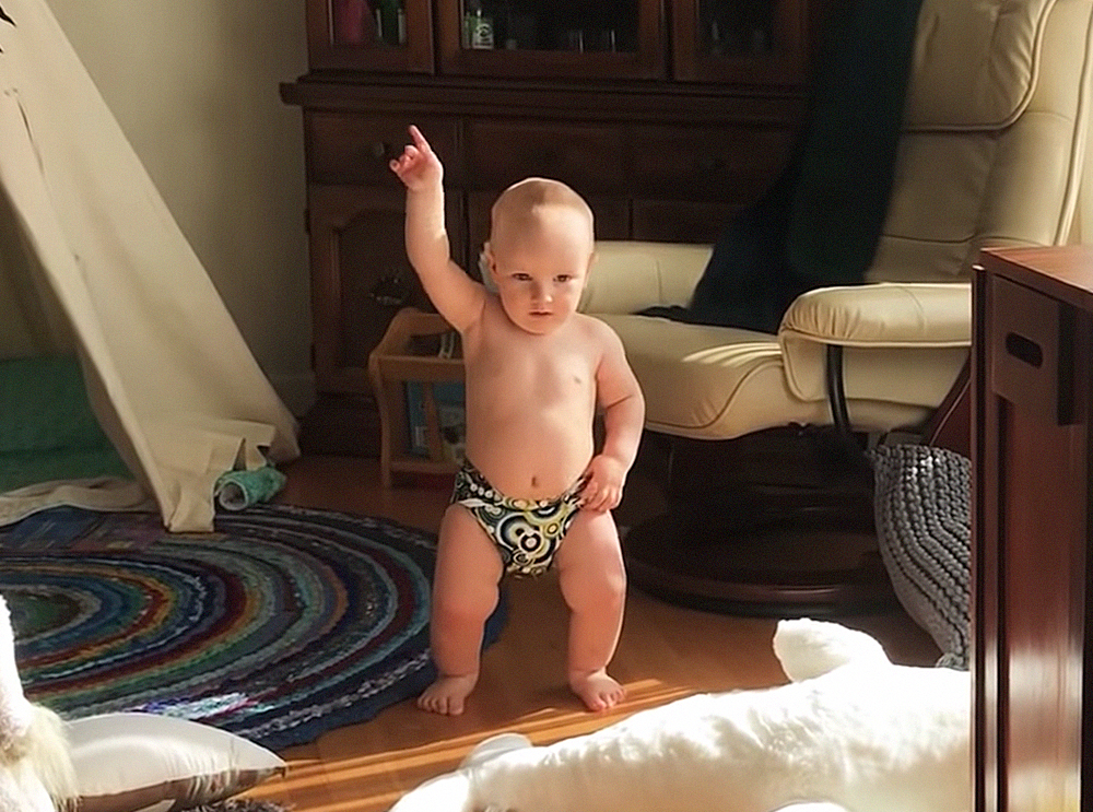 Bebê tem crise existencial ao som de MGMT