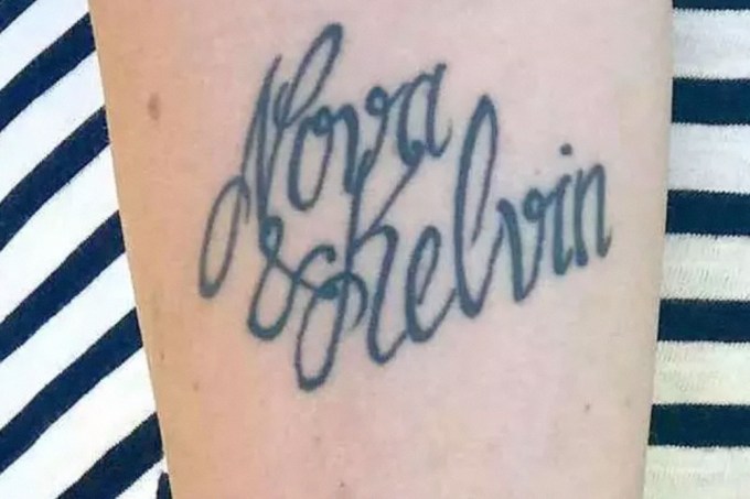 Mulher muda nome do filho após tatuador errar tatuagem