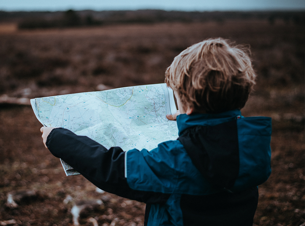 Garoto de 12 anos briga com a mãe e, de birra, viaja sozinho à Indonésia