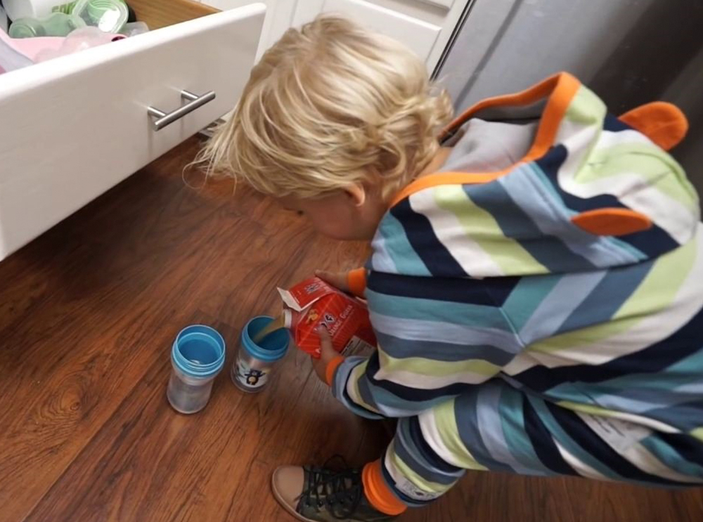 Criança faz sujeira, limpa, tropeça e emporcalha tudo de novo