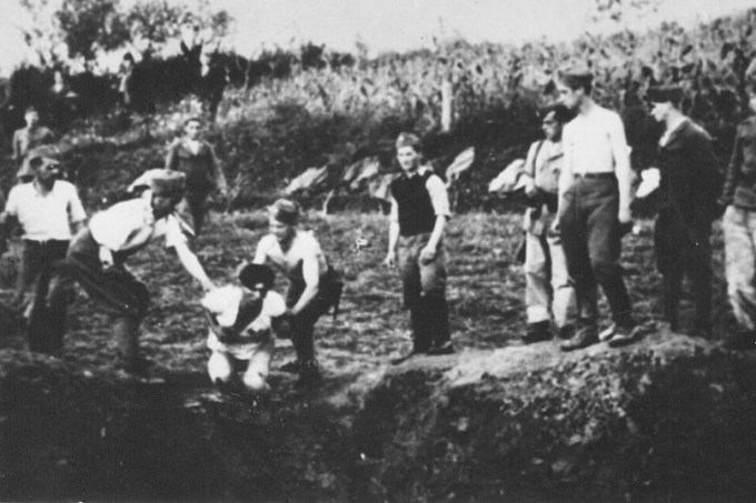 Ustaše_militia_execute_prisoners_near_the_Jasenovac_concentration_camp