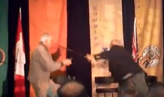 Ex-atletas de 73 anos trocam tapas e bengaladas em evento