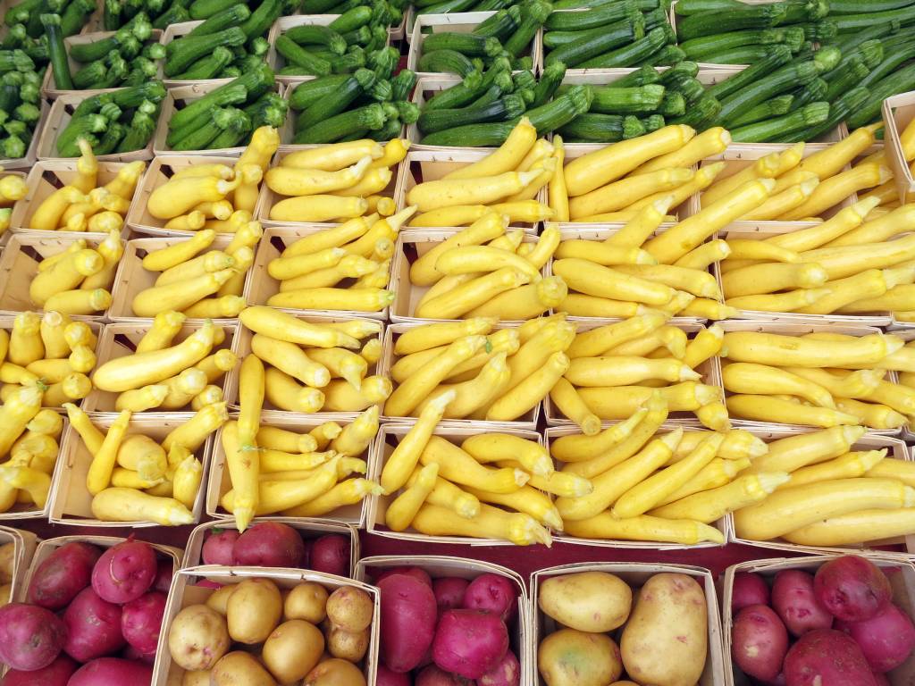 verdura_calabacines_en_venta_en_el_mercado