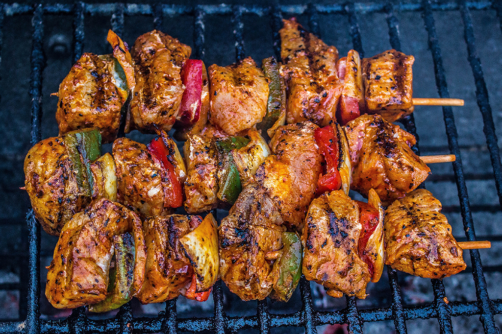Espetinho de churrasco Os 9 tipos de alimentos mais prejudiciais à saúde