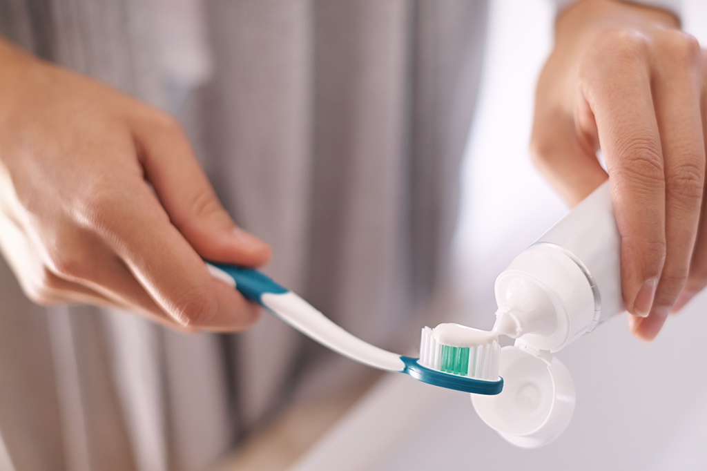 Pasta de dentes com flúor é, sim, essencial para prevenir cáries