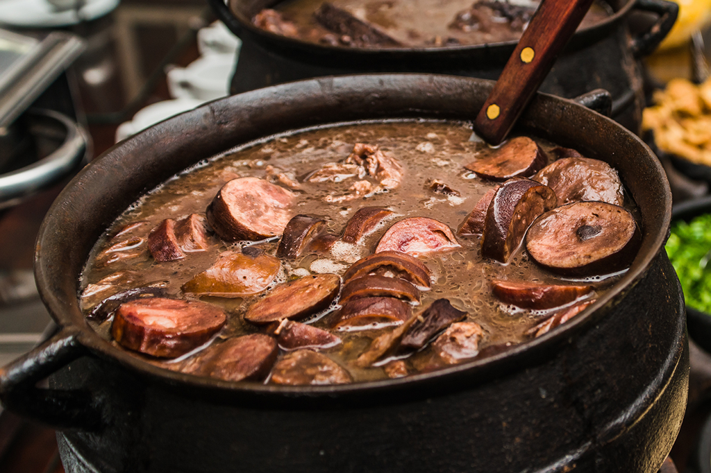 A feijoada foi mesmo criada pelos escravos?