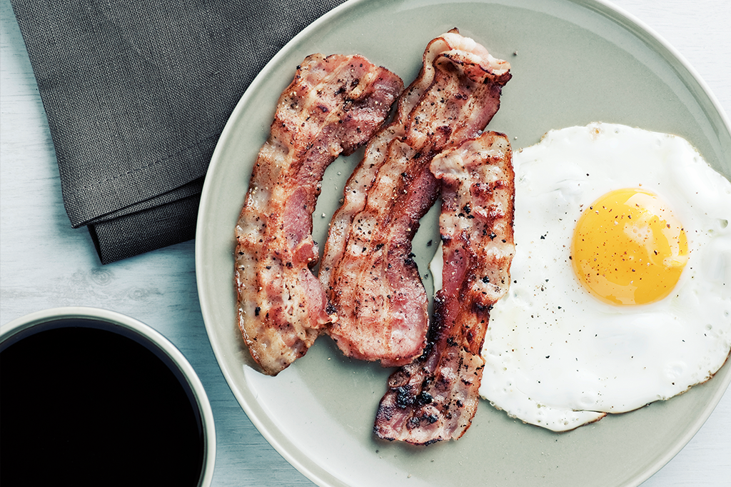 Comer muito bacon e salsicha contribui para o câncer de mama, diz estudo