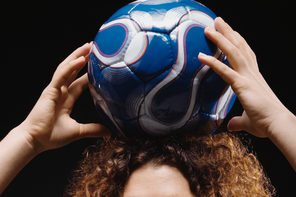 Entenda quais os riscos cerebrais de dar cabeçada na bola de futebol