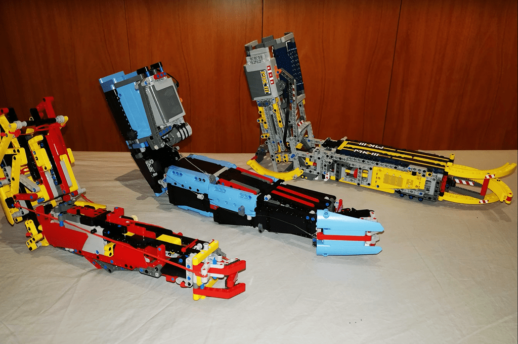 Próteses de Lego nas cores vermelho, azul e amarelo