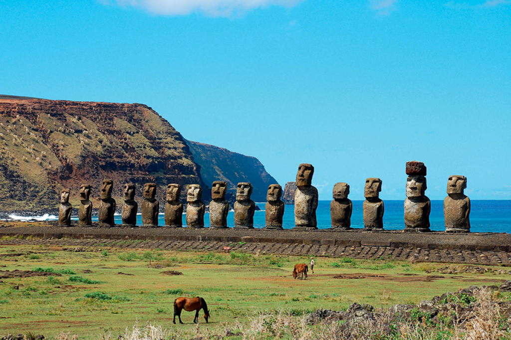 Moai na ilha de páscoa na caverna esculturas de pedra de desenhos animados  vetoriais isolados na montanha