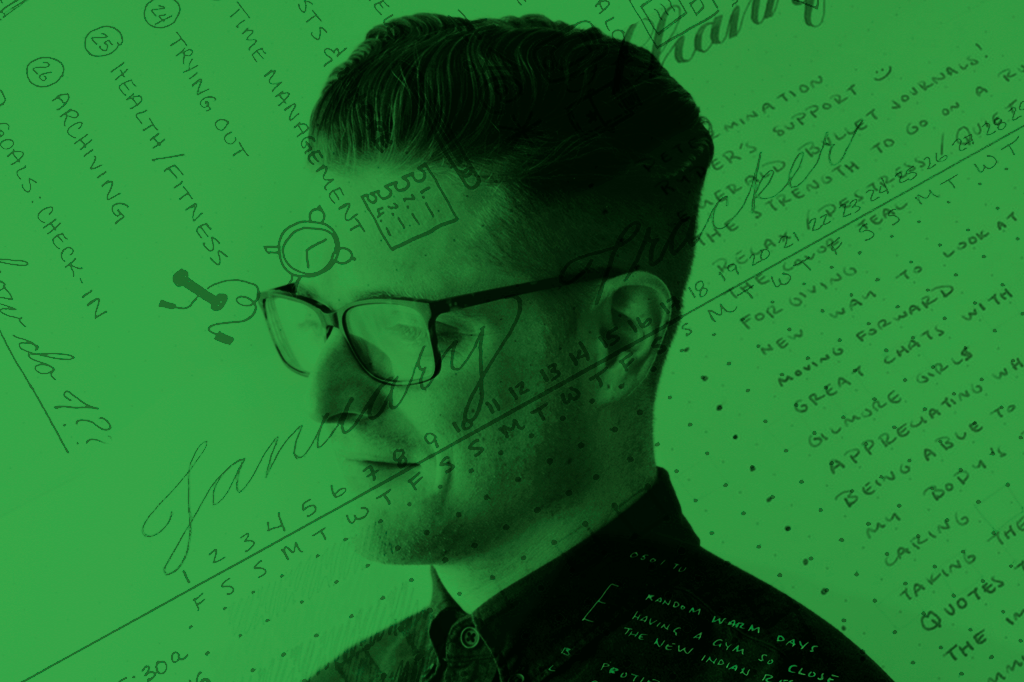 Ryder Carroll, de óculos, em um filtro verde. No fundo, há anotações com palavras e números, tudo feito à mão.