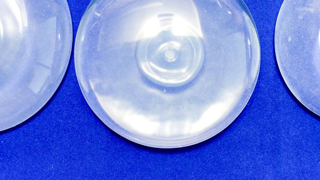 FDA debate a segurança dos implantes de mama. Entenda por quê.