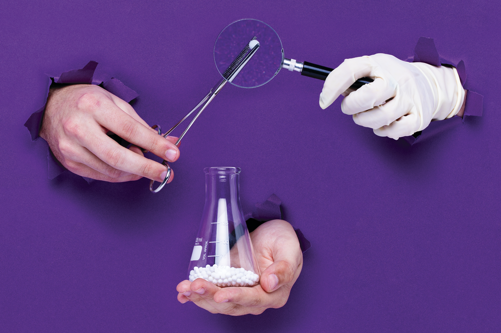 Mãos analisando comprimidos homeopáticos com instrumentos de laboratório